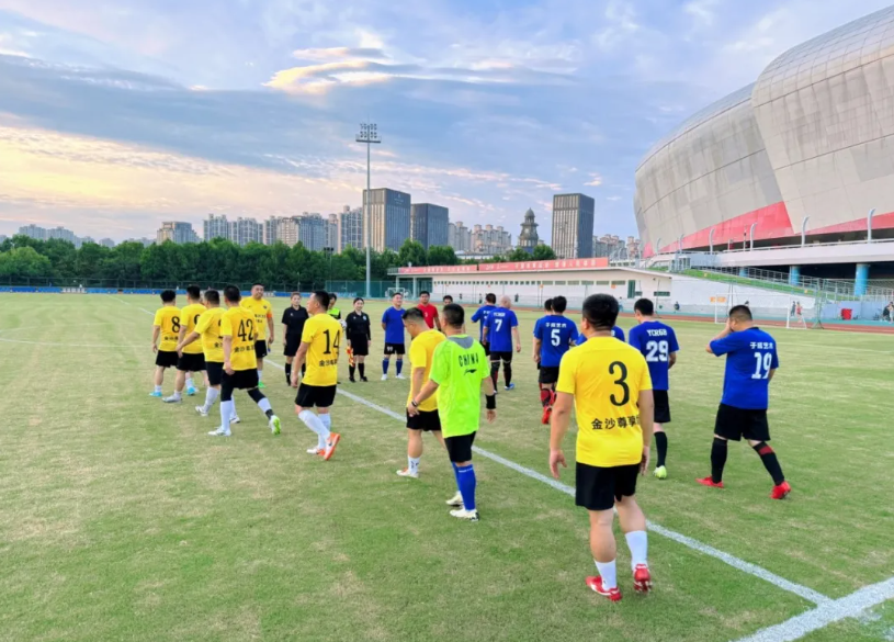 青岛新商界足球俱乐部盐城研学：体育竞技与企业参访的融合之旅